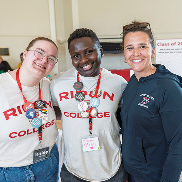 two students hang out with the director of the Willmore Center