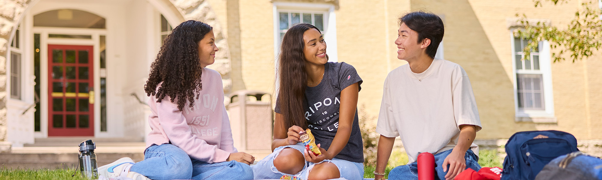 Students gather in front of Smith Hall for a picnic.