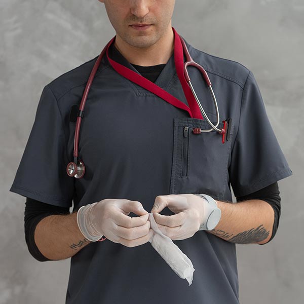 A nurse opens a sterile tool: photo by Mikhail Nilov